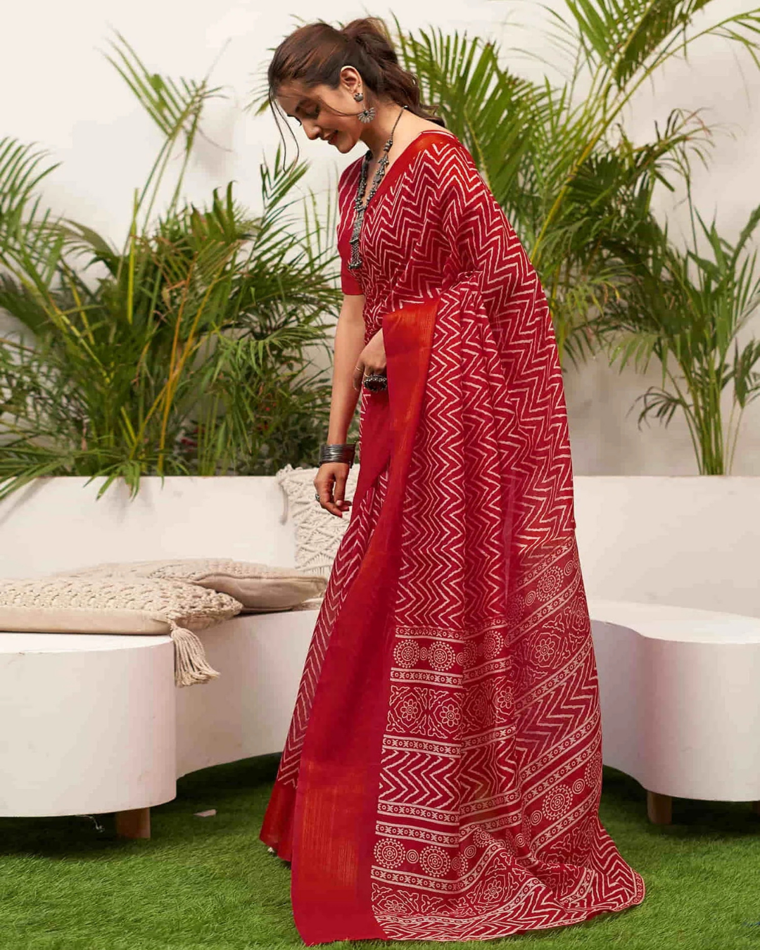 Scarlet Opulence - Vibrant Red Handloom Cotton Saree