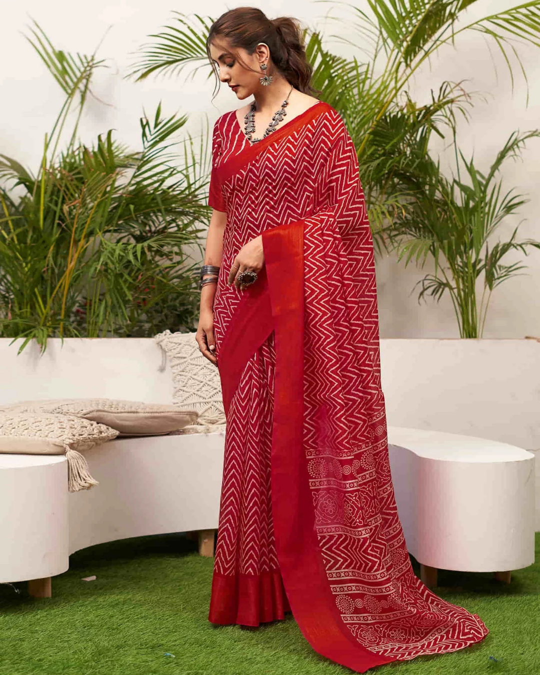 Scarlet Opulence - Vibrant Red Handloom Cotton Saree