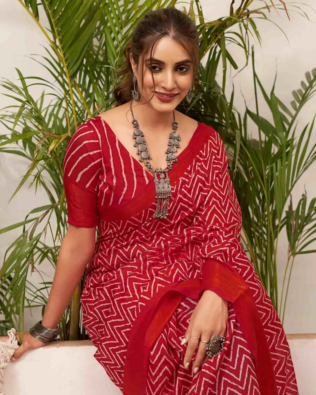 Scarlet Opulence - Vibrant Red Handloom Cotton Saree